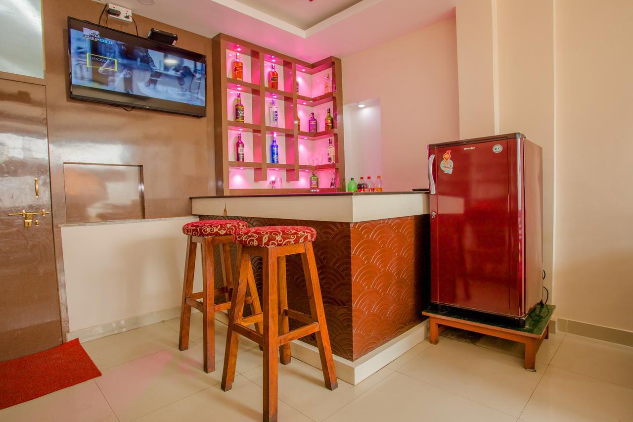 Oyo 136 Hotel Om Plaza カトマンズ エクステリア 写真