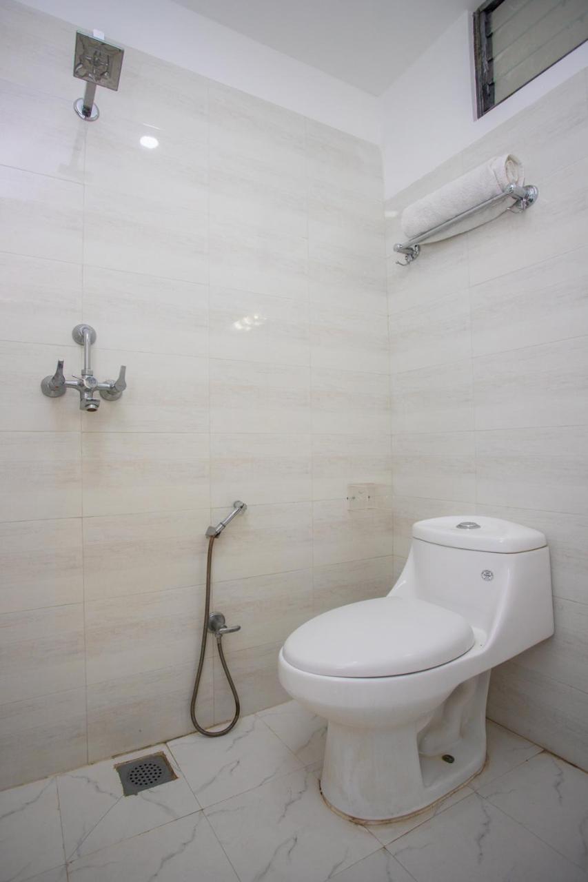 Oyo 136 Hotel Om Plaza カトマンズ エクステリア 写真